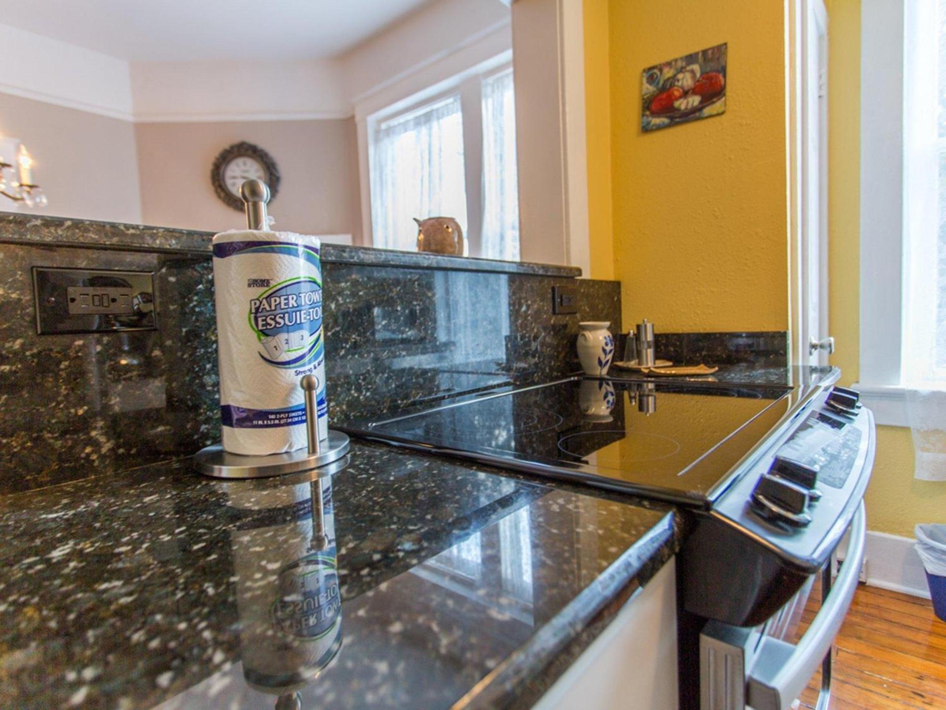 Linda'S On Lincoln Apartment Савана Екстериор снимка