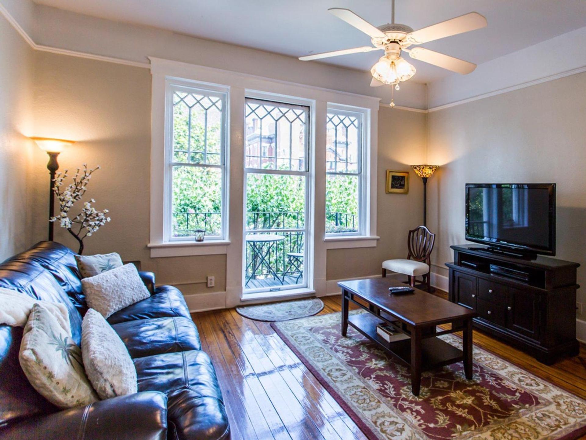 Linda'S On Lincoln Apartment Савана Екстериор снимка
